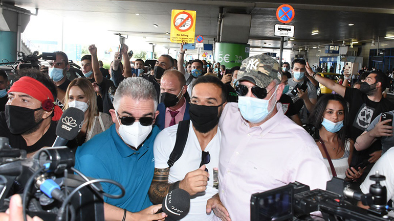Πανικός στο αεροδρόμιο από την άφιξη του Τριαντάφυλλου στην Ελλάδα