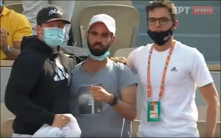 Ο Κωνσταντίνος Μητσοτάκης (δεξιά) πανηγυρίζει για τον αγώνα της Μαρίας Σάκκαρη