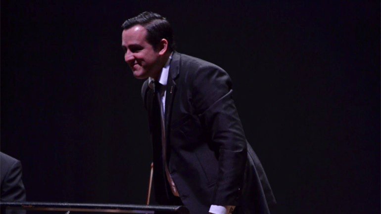 Ο Έλληνας μαέστρος που διευθύνει ορχήστρες και κρατά ζωντανή τη «φλόγα» του Ελληνισμού