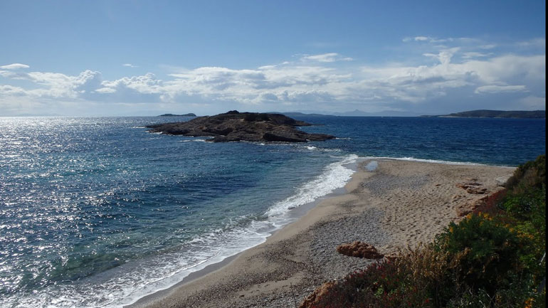 Σκηνές τρόμου για γυναίκα στην παραλία της Αγίας Μαρίνας: Τη βιντεοσκοπούσαν και της έσκισαν την μπλούζα
