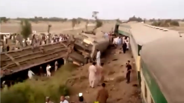 Πακιστάν: Τουλάχιστον 30 νεκροί σε σύγκρουση τρένων