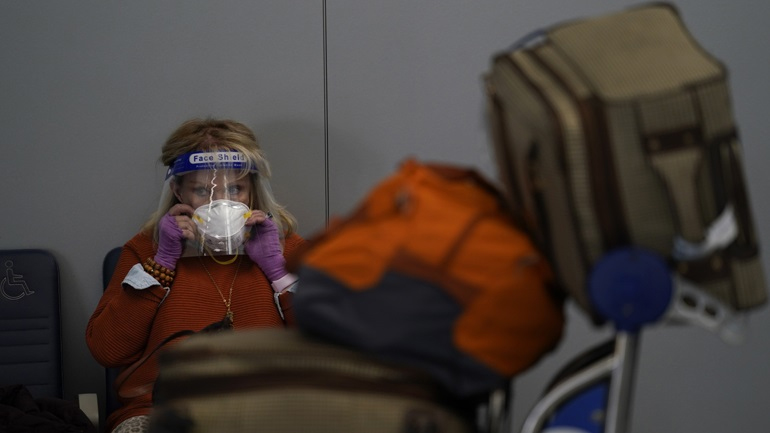 Bloomberg: Η κυβέρνηση του Καναδά ετοιμάζεται να χαλαρώσει τους περιορισμούς για τους εμβολιασμένους ταξιδιώτες