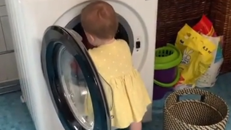 Κοριτσάκι βοηθά τη μαμά του να βάλει πλυντήριο