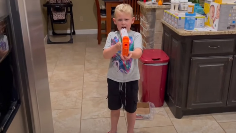 Πιτσιρικάς βγάζει το πρώτο του δόντι με Nerf gun