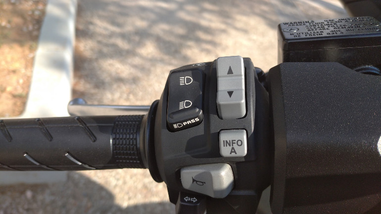 Ο έλεγχος των πληροφοριών στην LCD οθόνη γίνεται από εδώ.