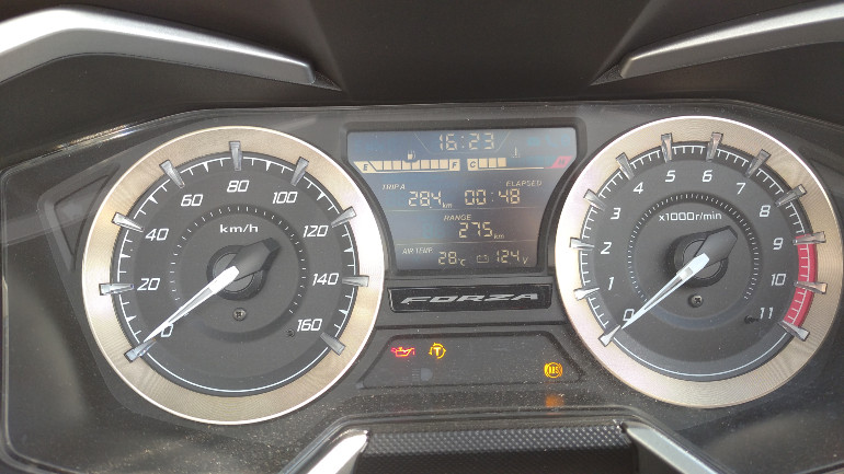 Εκλεπτυσμένα όργανα επιβεβαιώνουν την πολυτέλεια του μοντέλου.