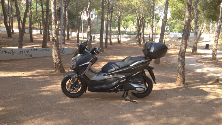 Μεγάλη σέλα, άφθονος χώρος για τα πόδια και ηλεκτρικά ανοιγόμενη τάπα καυσίμου και σέλα.