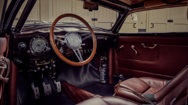 Τρομερή ποιότητα στο εσωτερικό με ξύλο, δέρμα και αλκαντάρα.