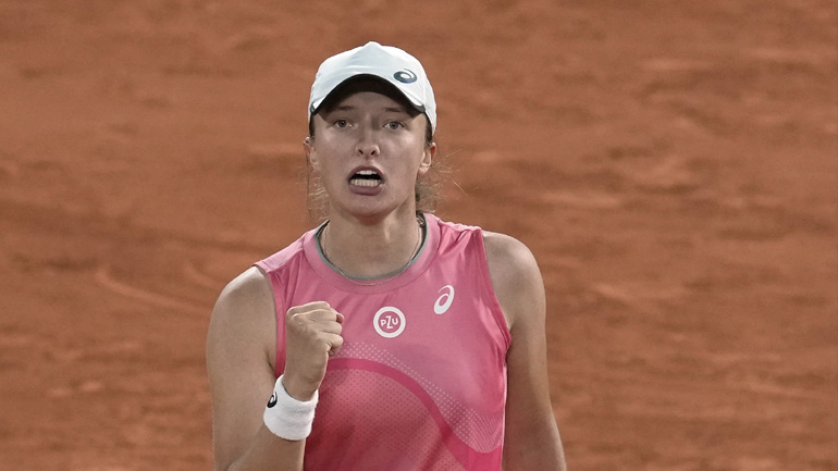 Η κάτοχος του τροπαίου Ίγκα Σβιάτεκ στον δρόμο της Σάκκαρη στα προημιτελικά του Ρολάν Γκαρός