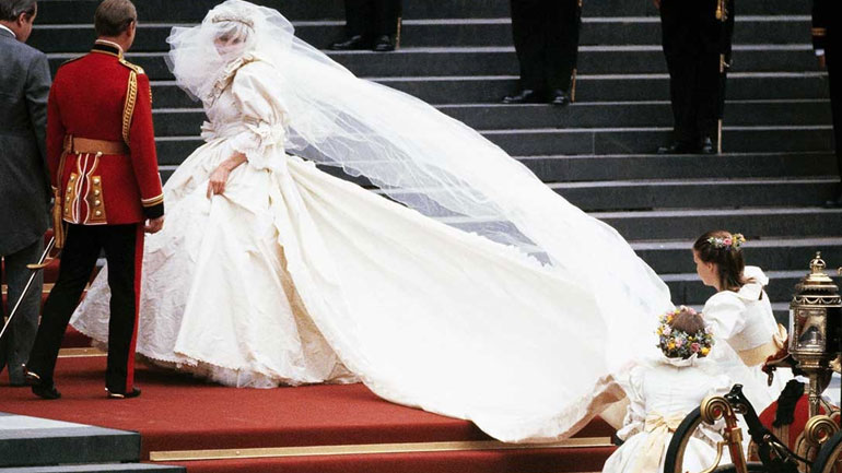 Tο νυφικό της πριγκίπισσας Diana εκτίθεται για πρώτη φορά μετά από 25 χρόνια