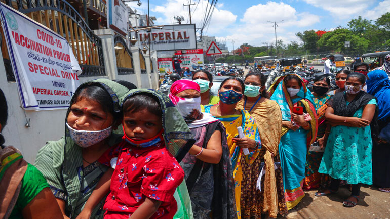 Ινδία: Πώς η πανδημία μετέτρεψε τη μητρότητα σε εφιάλτη