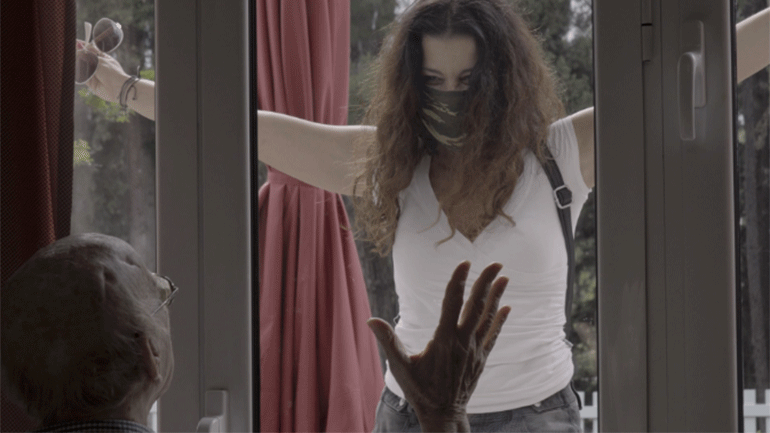 Ο κινηματογραφικός φακός καταγράφει τη γλυκόπικρη καθημερινότητα σε ένα γηροκομείο εν μέσω πανδημίας