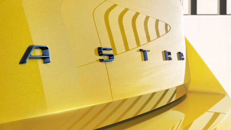 Το όνομα του μοντέλου καλύπτει όλη την πίσω πόρτα.