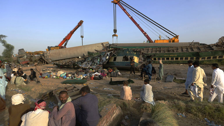 Πακιστάν: Τουλάχιστον 63 νεκροί από εκτροχιασμό και σύγκρουση τρένων