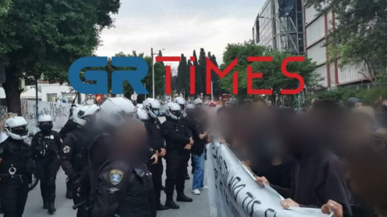 Ένταση μεταξύ αστυνομίας και συγκεντρωμένων στο ΑΠΘ