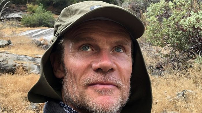 Ο Flea των Red Hot Chili Peppers στην ταινία του Ντάμιεν Σαζέλ «Babylon»