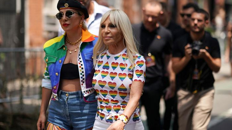 Η Donatella Versace και η Lady Gaga ενώνουν τις δυνάμεις τους για μια capsule συλλογή ρούχων για το Pride