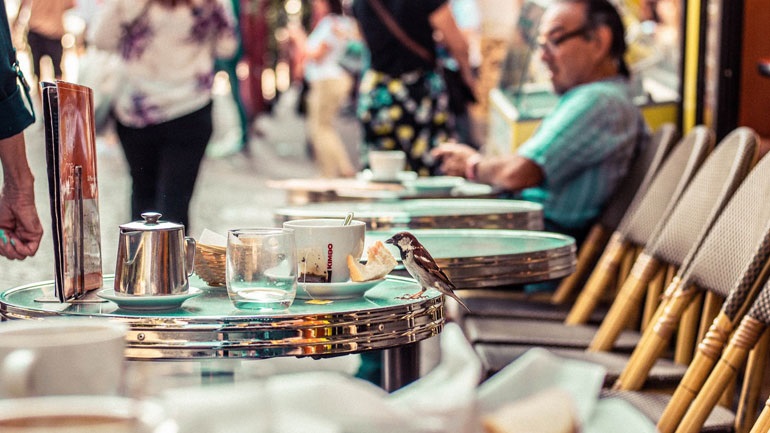 Εστιατόρια και καφέ ανοίγουν και πάλι τους εσωτερικούς τους χώρους στη Γαλλία και το Βέλγιο