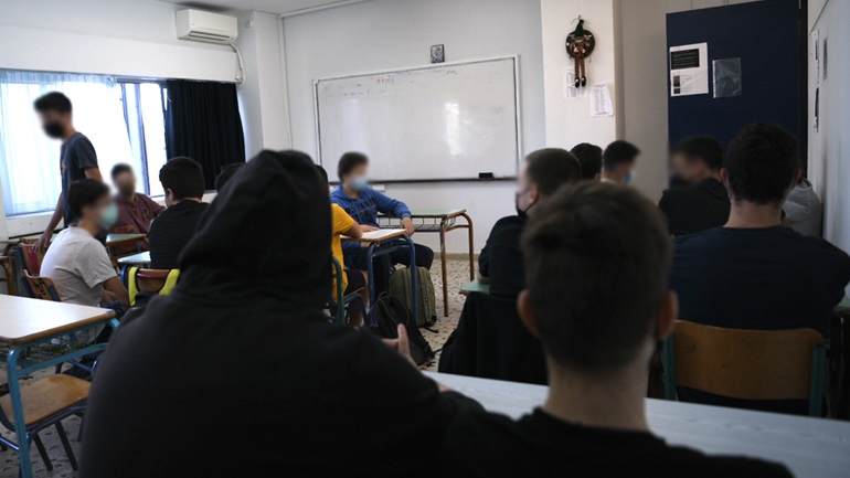 Θεσσαλονίκη: Μητέρα μαθητή καταγγέλλει ότι σχολείο απαγορεύει τα σορτς και τις κοντές φούστες σε μαθήτριες