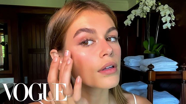 Η Kaia Gerber μάς δείχνει βήμα βήμα την καθημερινή της skincare routine