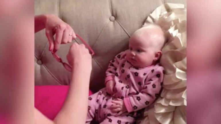 Μωρό βλέπει για πρώτη φορά τους γονείς του