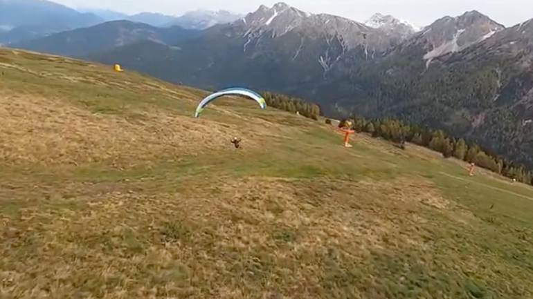 Πτήση με αλεξίπτωτο πλαγιάς σε μαγευτικό τοπίο