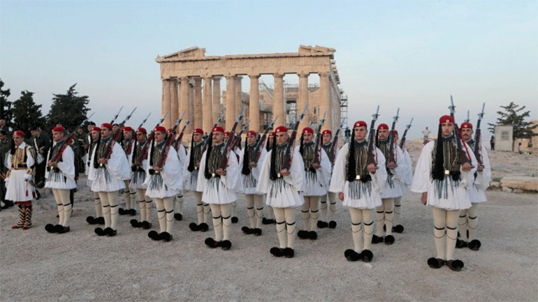 Οι Εύζωνοι : Η ιστορία, η στολή και ο οπλισμός τους από το 1821 έως σήμερα σε βιβλίο