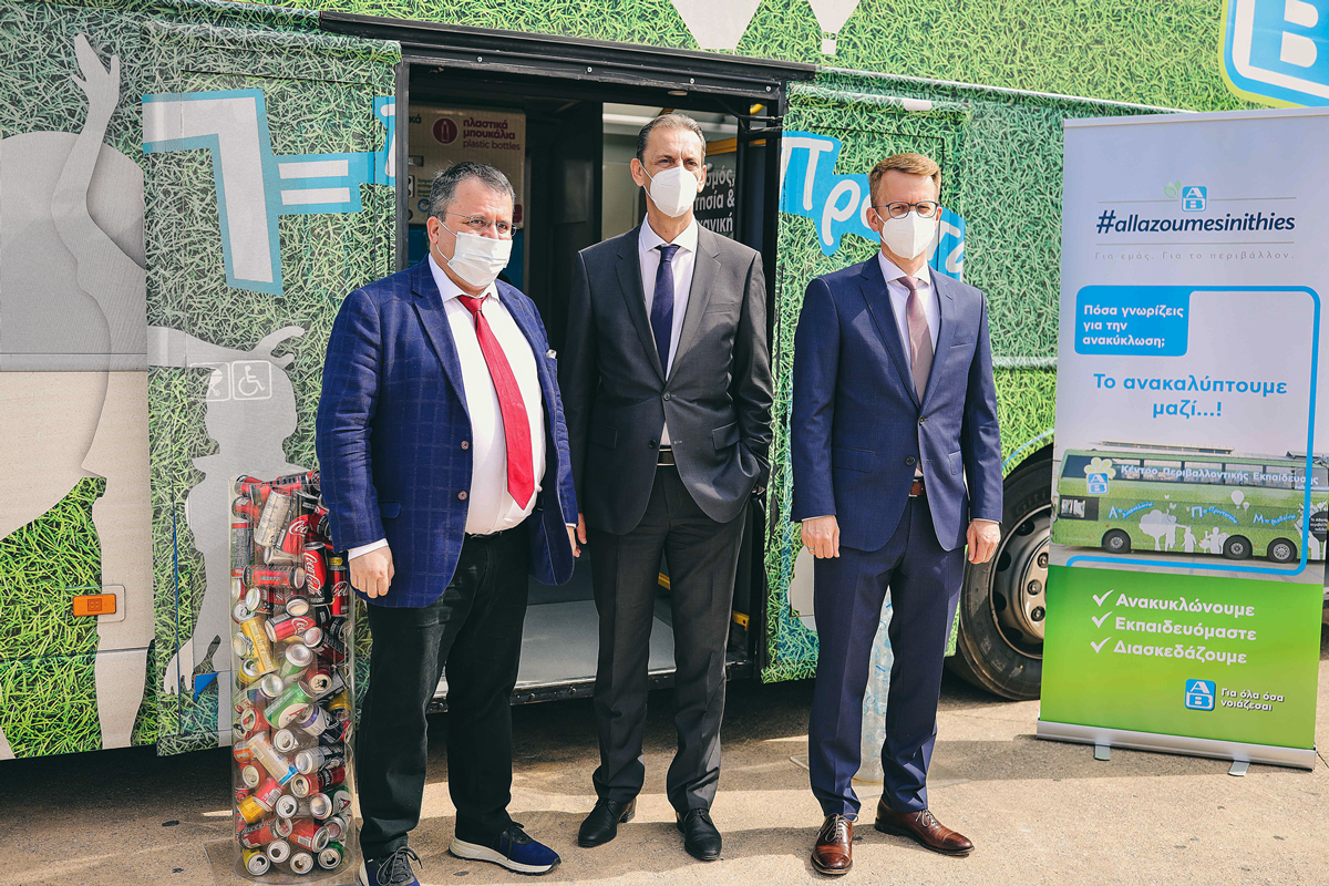  (αριστερά προς δεξιά): Ο κ. Απόστολος Μούργος, Πρόεδρος Δ.Σ. της ΤΕΧΑΝ, ο κ. Βασίλης Σταύρου, Πρόεδρος & Διευθύνων Σύμβουλος της ΑΒ Βασιλόπουλος και ο κ. Kalle Becker, SVP Operations της ΑΒ Βασιλόπουλος.