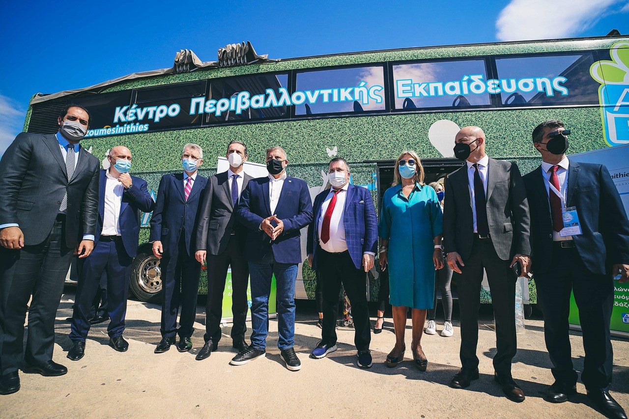  (αριστερά προς δεξιά): Ο κ. Γιάννης Κεφαλογιάννης, Υφυπουργός Υποδομών και Μεταφορών, ο κ. Κώστας Ανδριοσόπουλος, Διευθύνων Σύμβουλος, AKUO Energy Greece,  ο κ. Geoffrey Pyatt, Πρέσβης των Ηνωμένων Πολιτειών της Αμερικής, o κ. Βασίλης Σταύρου, Πρόεδρος & Διευθύνων Σύμβουλος ΑΒ Βασιλόπουλος, ο κ. Γιώργος Πατούλης, Περιφερειάρχης Αττικής, ο κ. Απόστολος Μούργος, Πρόεδρος Δ.Σ. της ΤΕΧΑΝ, η κ. Ζέττα Μακρή, Υφυπουργός Παιδείας, ο κ. Γιώργος Αμυράς, Υφυπουργός Περιβάλλοντος και Ενέργειας και o κ. Σπύρος Παπαευθυμίου, Πρόεδρος της Ελληνικής Εταιρείας Ενεργειακής Οικονομίας.