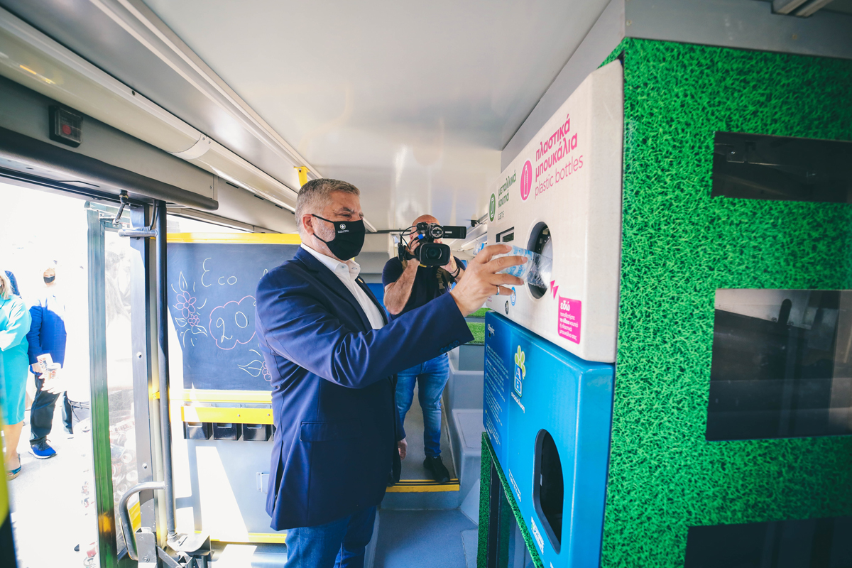 O κ. Γιώργος Πατούλης, Περιφερειάρχης Αττικής, στο Κινητό «Κέντρο Περιβαλλοντικής Εκπαίδευσης και Ανακύκλωσης» της ΑΒ Βασιλόπουλος.