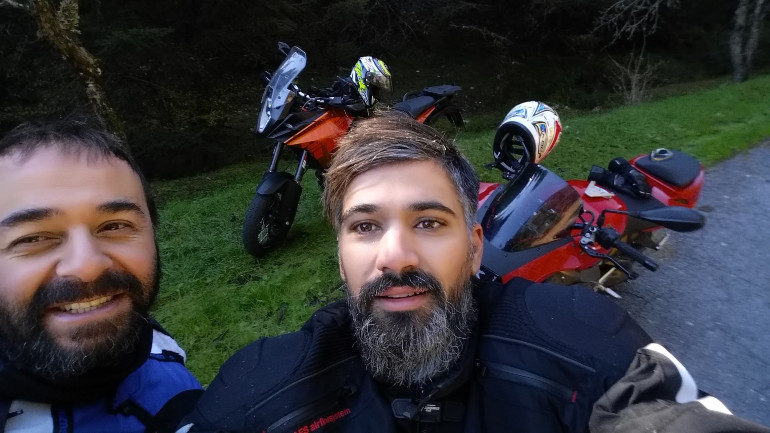 Παρέα με έναν φανατικό οπαδό του Valentino Rossi, τον αγαπημένο μας Μάνο με το τρομερό Aprilia Tuono.