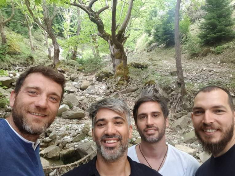 Κάθε καλοκαίρι παίρνει τον αδερφό του και τους φίλους του και περνάνε μερικές μέρες απολαμβάνοντας οδήγηση, περιπέτεια και φύση!