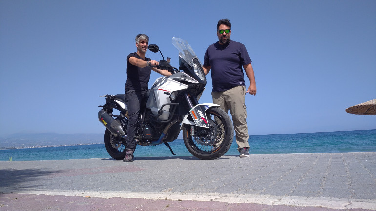 Πρόσφατα έγινε πατέρας και τώρα η αγάπη του έχει μεταφερθεί αλλού...