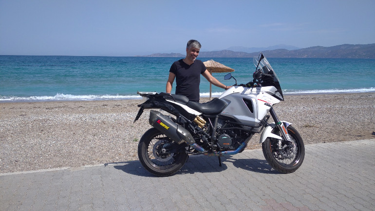 Στην παραλία παρέα με την αγαπημένη του 1290 την οποία προσέχει σαν τα μάτια του.