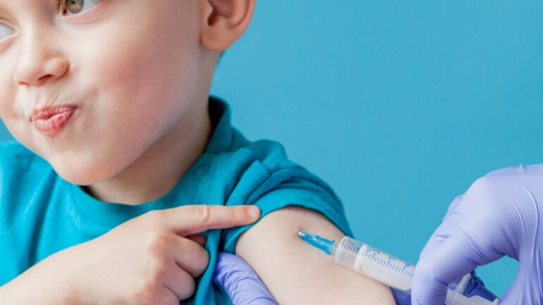 COVID-19: Τα εμβόλια σε εφήβους και παιδιά