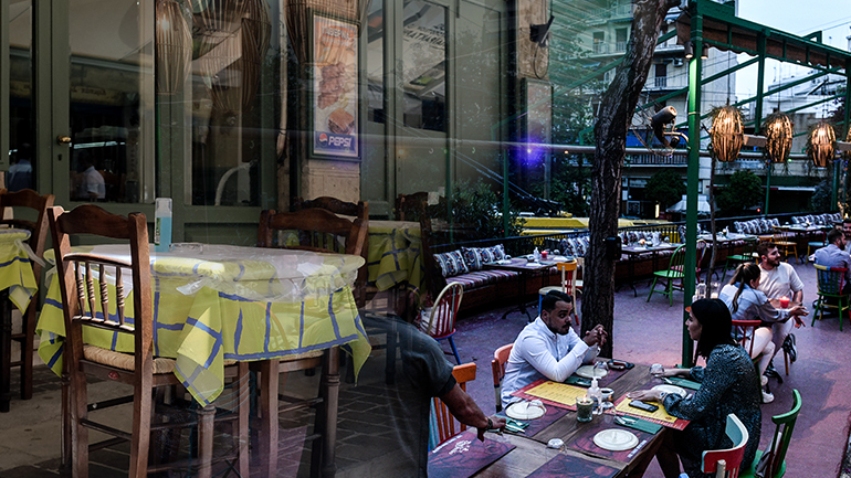 Επιστρέφει η μουσική στην εστίαση – Μία ώρα αργότερα η απαγόρευση κυκλοφορίας