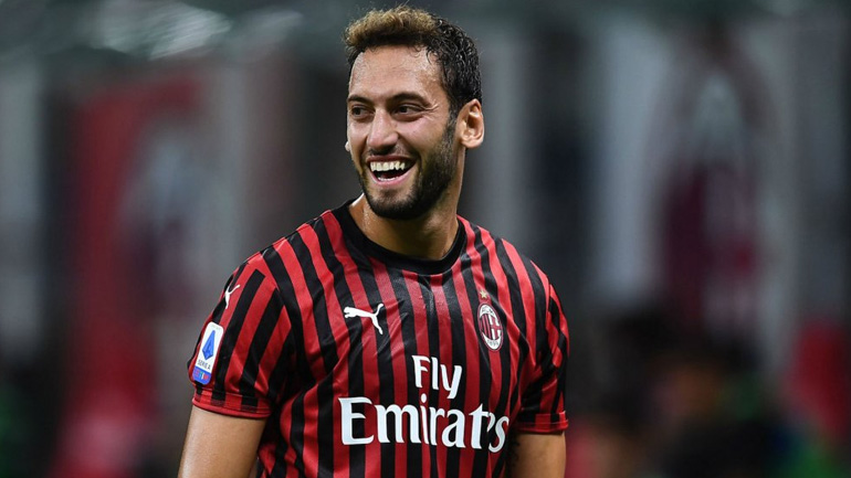 Αποχωρεί από τη Μίλαν ο Τσαλχάνογλου