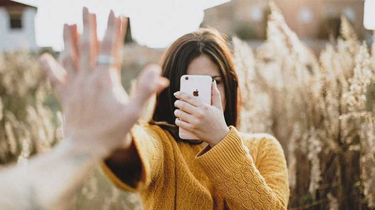 Πώς η συχνή χρήση κινητού τηλεφώνου επηρεάζει το βάρος των εφήβων