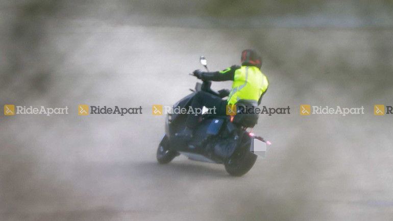 Το πίσω μέρος είναι πολύ ιδιαίτερο με τα φωτιστικά σώματα να είναι χαμηλά και πάνω στον τροχό.