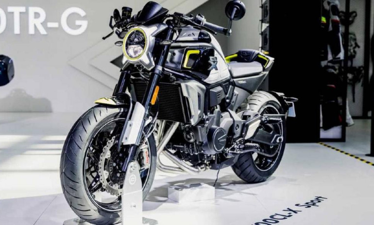 Ακτινικές δαγκάνες της Brembo εμπρός και ρυθμιζόμενες αναρτήσεις της Kayaba.