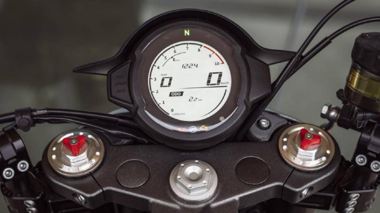 Το στρογγυλό φανάρι εμπρός πλέον καλύπτεται από μια μικρή μάσκα.