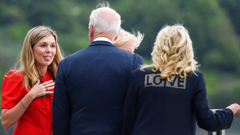 Η συνάντηση Μπάιντεν-Τζόνσον στην Κορνουάλη και το μαύρο τζάκετ με τη λέξη «love»