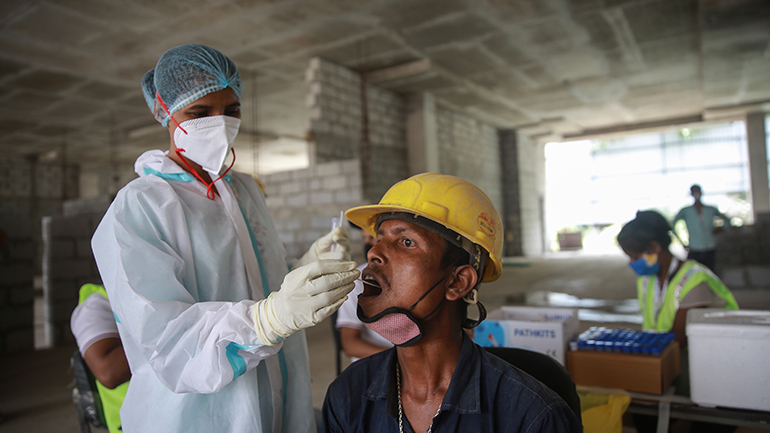 Δραματικό ρεκόρ στην Ινδία με 6.148 νεκρούς λόγω Covid σε ένα 24ωρο