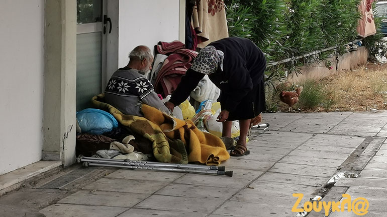 Κατασκήνωση αστέγων με κοτέτσι έξω από το Θριάσιο Νοσοκομείο Κατασκήνωση αστέγων με κοτέτσι έξω από το Θριάσιο Νοσοκομείο