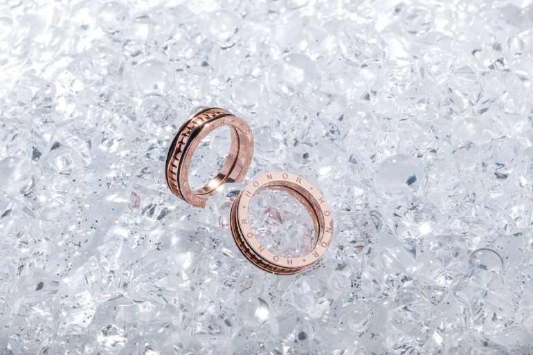 Δύο δακτυλίδια στο design της κάμερας του HONOR 50, στα οποία είναι χαραγμένο το HONOR. 