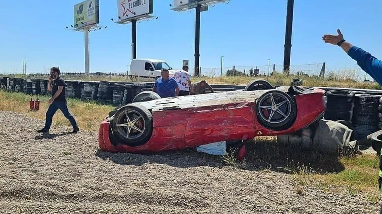 Ferrari τουμπάρει μέσα σε πίστα και καταστρέφεται