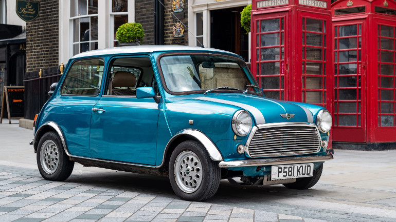 Αν έχεις παλιό Μini Cooper έλυσες το πρόβλημα της αστικής μετακίνησης