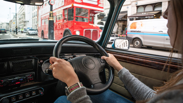 Εσωτερικά έχει ελάχιστες αλλαγές σε σχέση με το γνήσιο μοντέλο.
