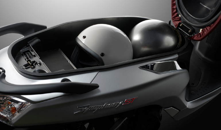 Μεγαλύτερος χώρος κάτω από τα σέλα για δύο κράνη.