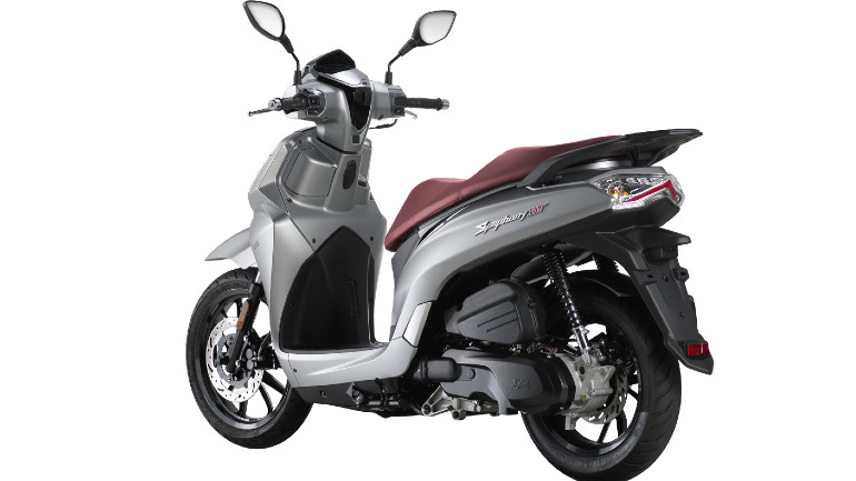Εκλεπτυσμένο scooter με επίπεδο πάτωμα για μεγαλύτερη εργονομία.